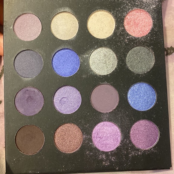 4 eyeshadow palettes - Picture 3 of 5